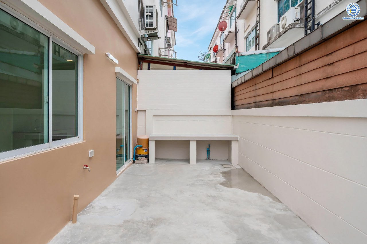 บ้านมือสองตกแต่งใหม่ โครงการ ปริญลักษณ์ วงแหวน-สาทร หลังมุม เนื้อที่ 36.9 ตร.ว. ฟังก์ชัน 3 ห้องนอน 4 ห้องน้ำ 2 ที่จอดรถ ภายในกว้าง พื้นที่ใช้สอยเยอะ บนทำเลเดินทางสะดวก ติดถนนกาญจนาภิเษก เชื่อมต่อถนนเพชรเกษม, ถนนกัลปพฤกษ์ ใกล้รถไฟฟ้าสายสีน้ำเงิน "สถานีหลักสอง"